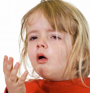 Сухой кашель сопровождается болями в области горла.