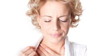 Трудности при глотании - один из симптомов попадания инородного тела в горло.