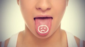 Зловонный запах изо рта может быть симптомом появления дивертикул в глотке.