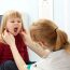 Как и чем лечить красное горло у ребенка?